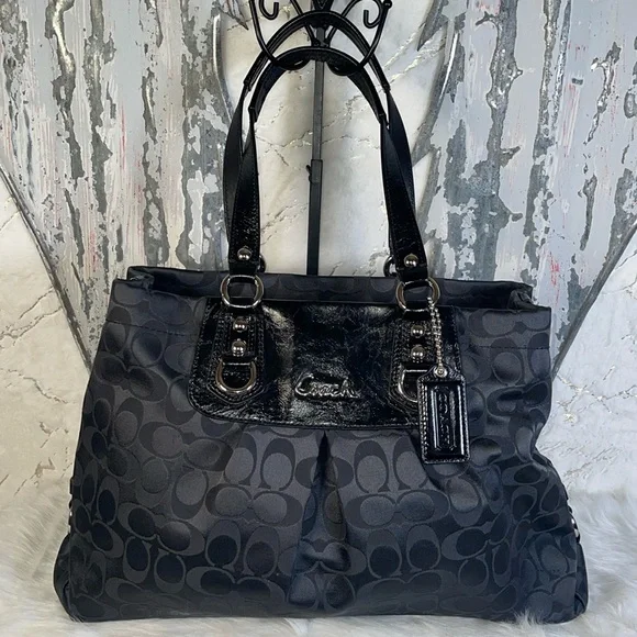 Coach Ashley Signature Carryall bag. - Picture 2 of 8